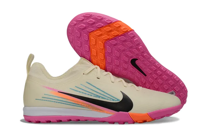 Nike Beige Pink Chaussures de Football Turf à Coupe Basse avec Upper Synthétique et Superpositions Graphiques Multicolores 1