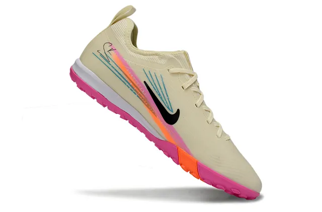 Nike Beige Pink Chaussures de Football Turf à Coupe Basse avec Upper Synthétique et Superpositions Graphiques Multicolores 2