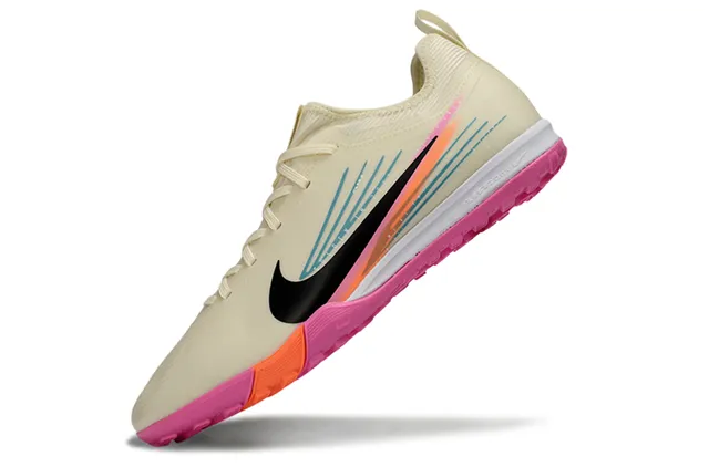 Nike Beige Pink Chaussures de Football Turf à Coupe Basse avec Upper Synthétique et Superpositions Graphiques Multicolores 3