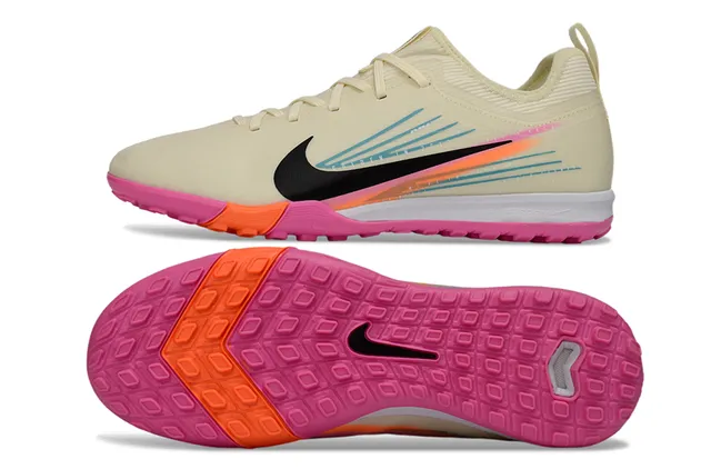 Nike Beige Pink Chaussures de Football Turf à Coupe Basse avec Upper Synthétique et Superpositions Graphiques Multicolores 7