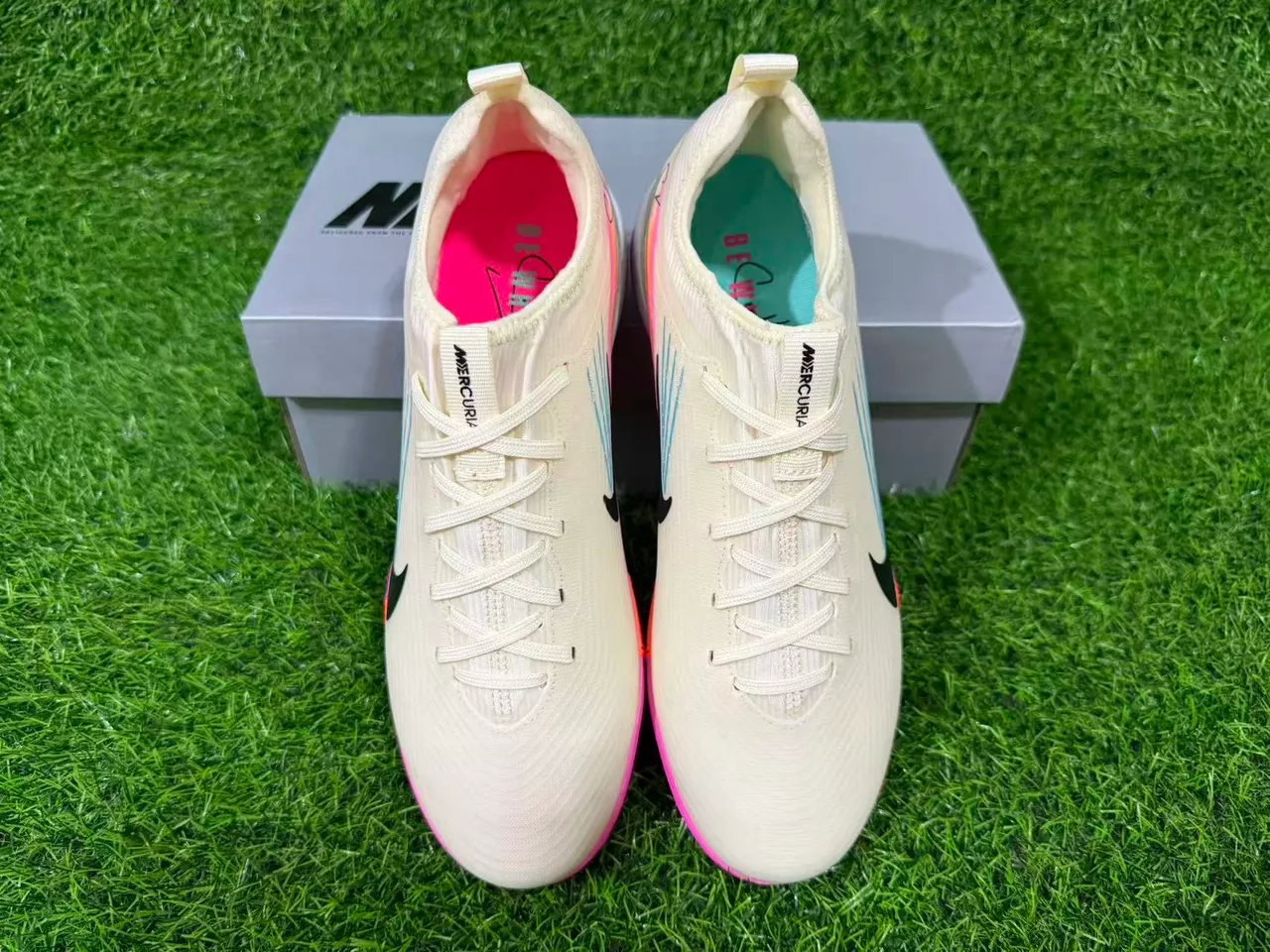 Nike Beige Pink Chaussures de Football Turf à Coupe Basse avec Upper Synthétique et Superpositions Graphiques Multicolores 9