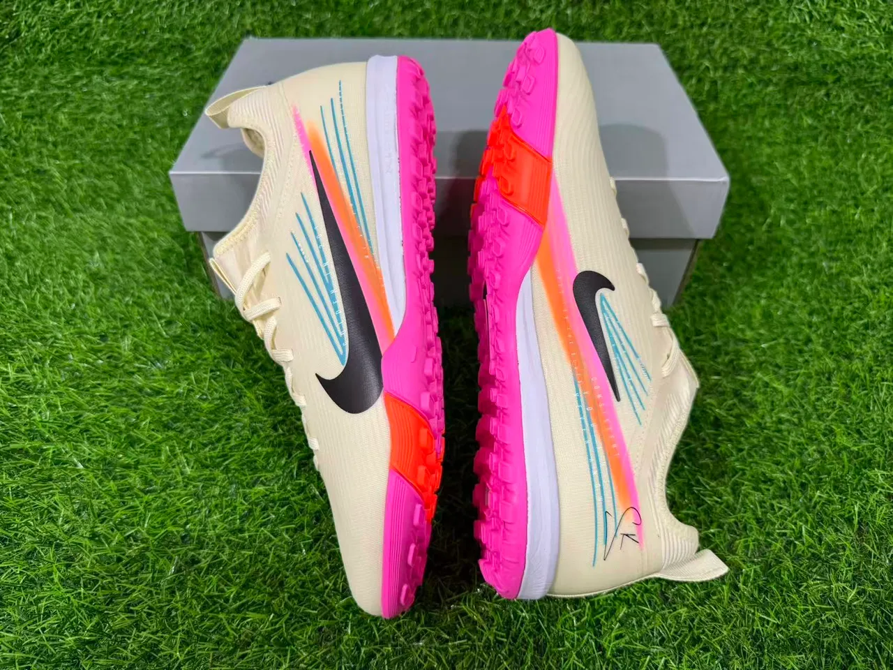 Nike Beige Pink Chaussures de Football Turf à Coupe Basse avec Upper Synthétique et Superpositions Graphiques Multicolores 11