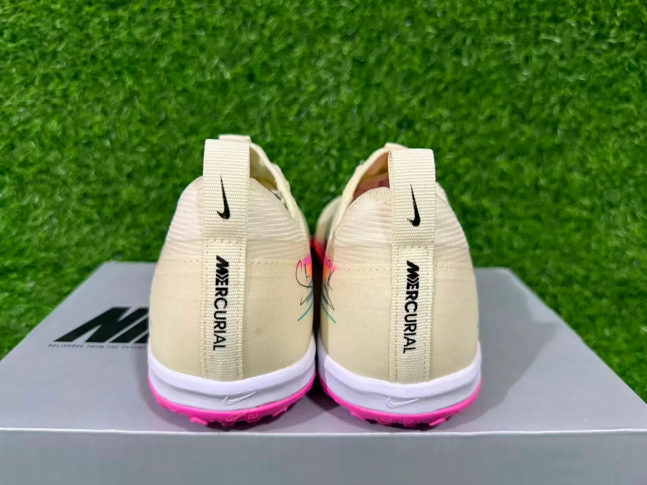 Nike Beige Pink Chaussures de Football Turf à Coupe Basse avec Upper Synthétique et Superpositions Graphiques Multicolores 12