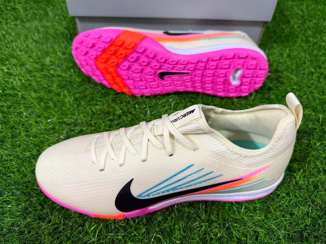 Nike Beige Pink Chaussures de Football Turf à Coupe Basse avec Upper Synthétique et Superpositions Graphiques Multicolores 13