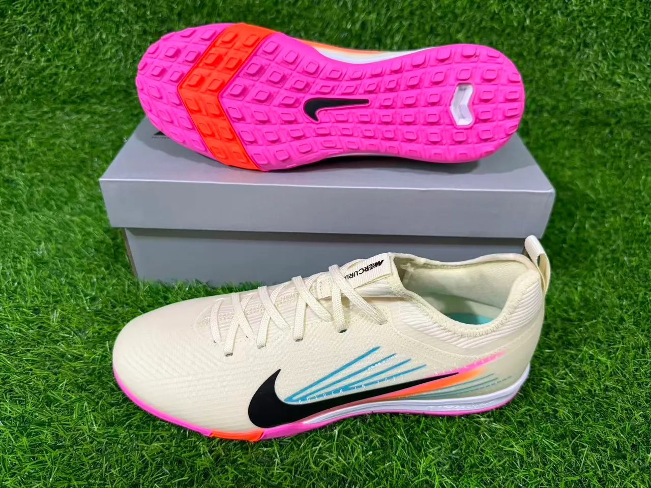 Nike Beige Pink Chaussures de Football Turf à Coupe Basse avec Upper Synthétique et Superpositions Graphiques Multicolores 14