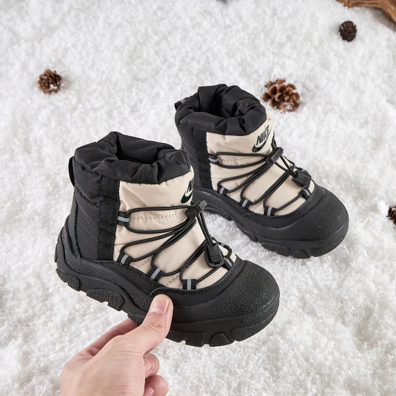 Nike Bottes de Neige Noires et Beiges Isolées Hautes avec Doublure Rembourrée 11