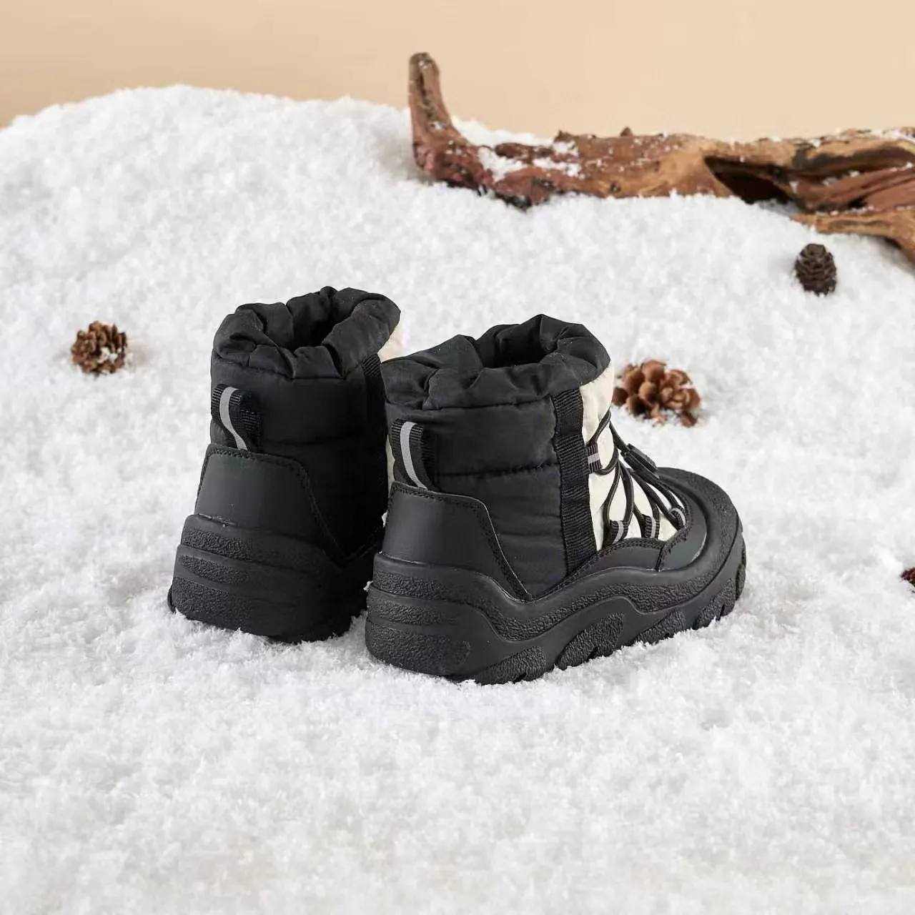 Nike Bottes de Neige Noires et Beiges Isolées Hautes avec Doublure Rembourrée 13