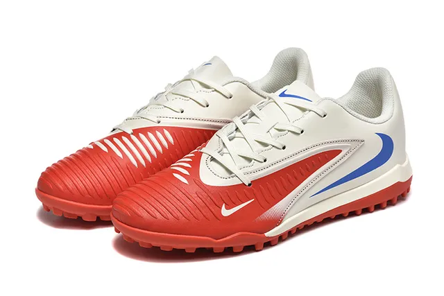 Nike Chaussures de football Turf Noir et Bleu, à coupe basse, avec dessus synthétique et recouvrement texturé de l'avant-pied 9