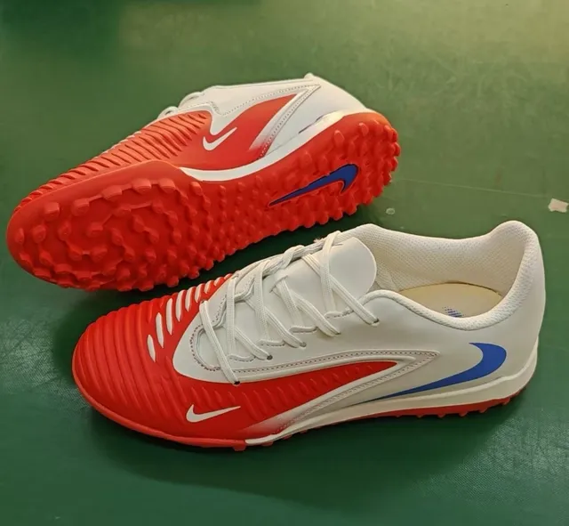 Nike Chaussures de football Turf Noir et Bleu, à coupe basse, avec dessus synthétique et recouvrement texturé de l'avant-pied 13