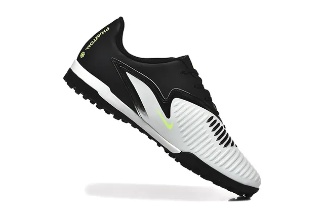 Nike Chaussures de football Turf Noir et Bleu, à coupe basse, avec dessus synthétique et recouvrement texturé de l'avant-pied 16