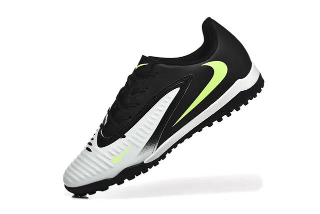 Nike Chaussures de football Turf Noir et Bleu, à coupe basse, avec dessus synthétique et recouvrement texturé de l'avant-pied 17