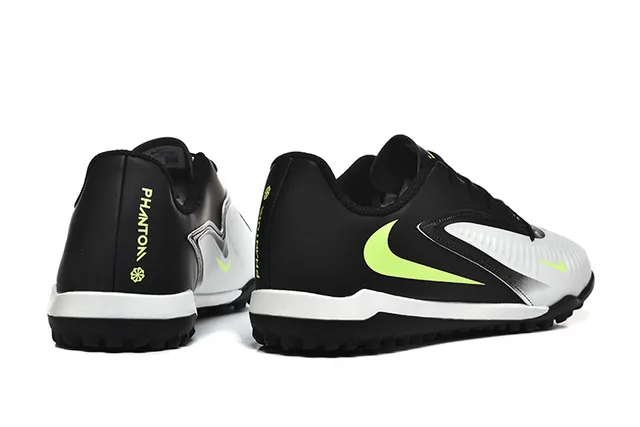 Nike Chaussures de football Turf Noir et Bleu, à coupe basse, avec dessus synthétique et recouvrement texturé de l'avant-pied 18
