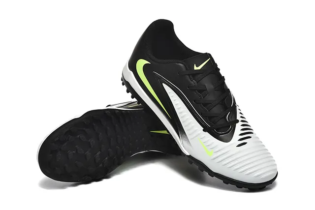 Nike Chaussures de football Turf Noir et Bleu, à coupe basse, avec dessus synthétique et recouvrement texturé de l'avant-pied 20