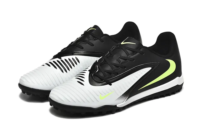 Nike Chaussures de football Turf Noir et Bleu, à coupe basse, avec dessus synthétique et recouvrement texturé de l'avant-pied 21