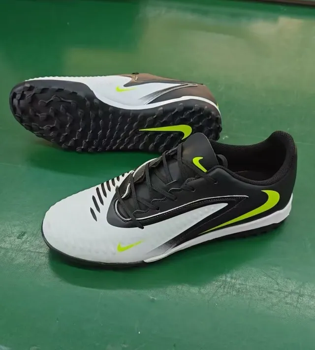 Nike Chaussures de football Turf Noir et Bleu, à coupe basse, avec dessus synthétique et recouvrement texturé de l'avant-pied 24
