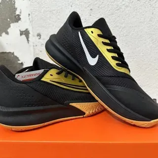 Nike কালো সোনালি ছিদ্রযুক্ত জাল উপরের আকর্ষণীয় প্যানেল স্নিকার্স