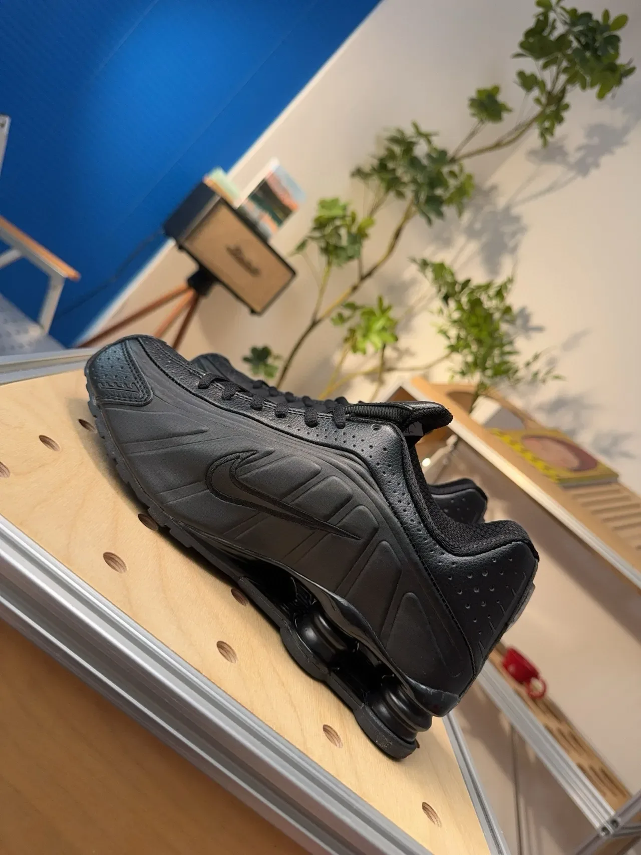 Nike Chaussures de Running Noires Monochromes avec Upper en Cuir Perforé 4