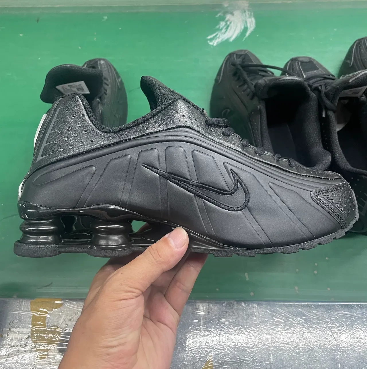 Nike Chaussures de Running Noires Monochromes avec Upper en Cuir Perforé 7