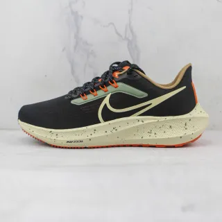 Nike Chaussures de course Noir Orange Maille Ingénierie Supérieure Mouchetée Milieu de semelle