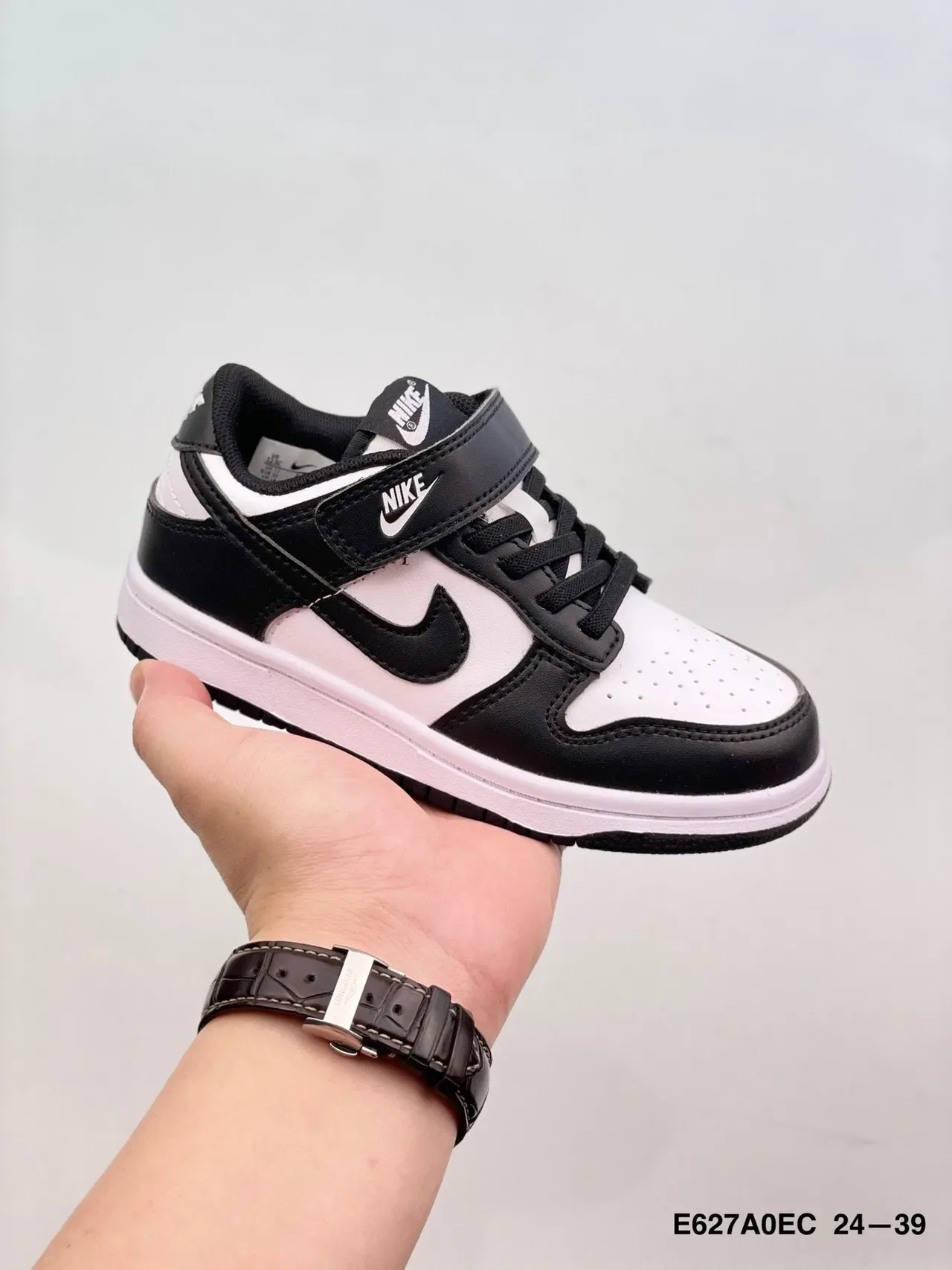Nike Black White Low-Top Perforated Toe Lifestyle Sneakers 2
