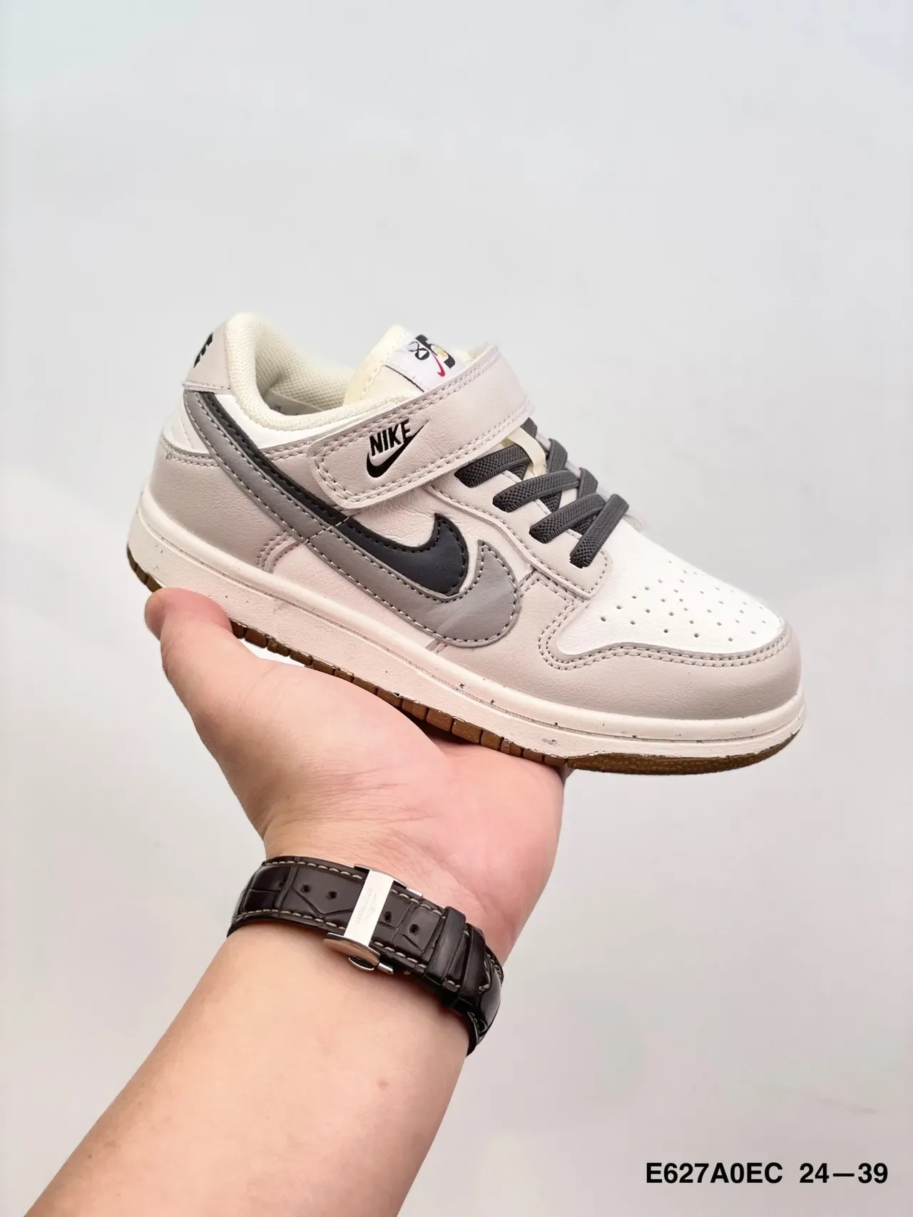 Nike Black White Low-Top Perforated Toe Lifestyle Sneakers 5