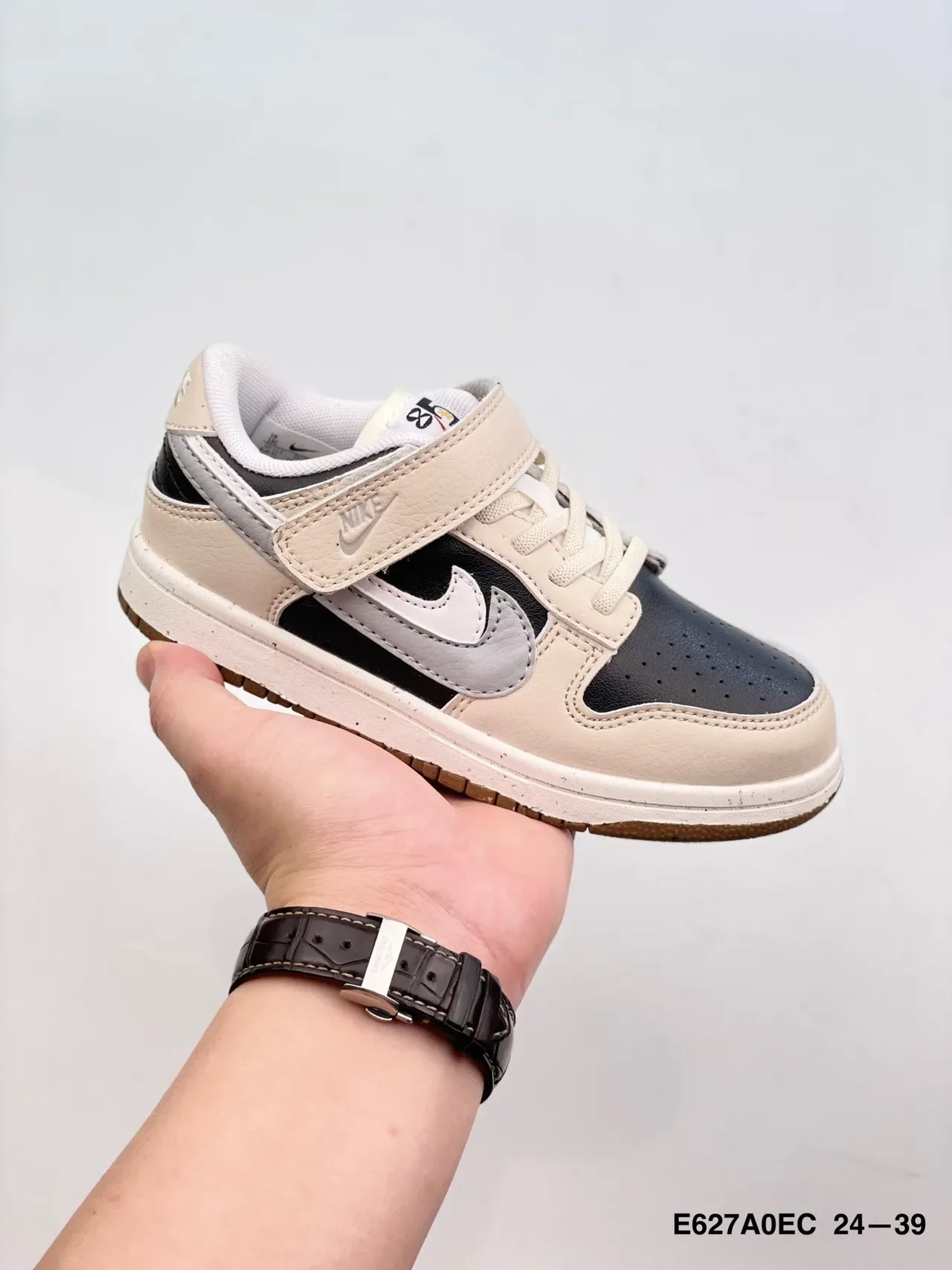 Nike Black White Low-Top Perforated Toe Lifestyle Sneakers 6