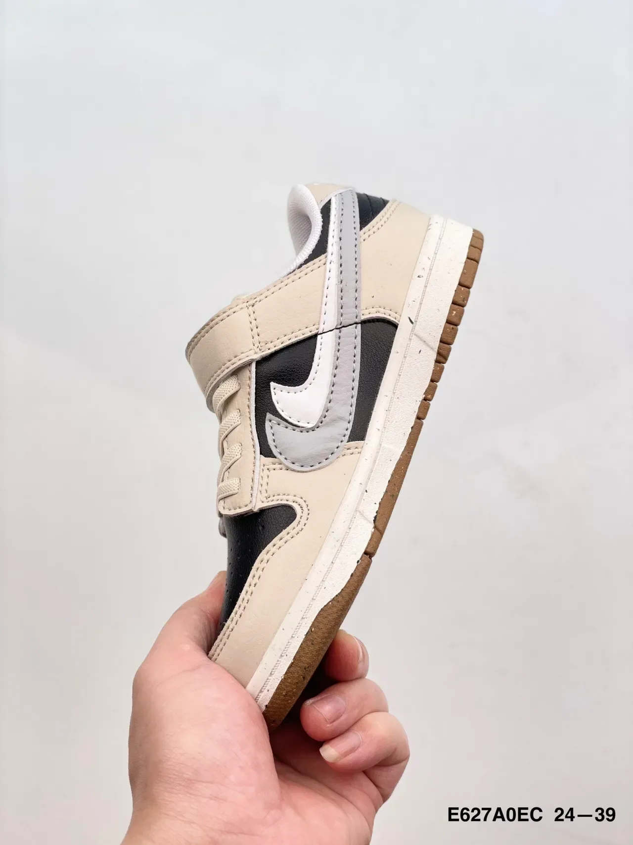 Nike Black White Low-Top Perforated Toe Lifestyle Sneakers 14