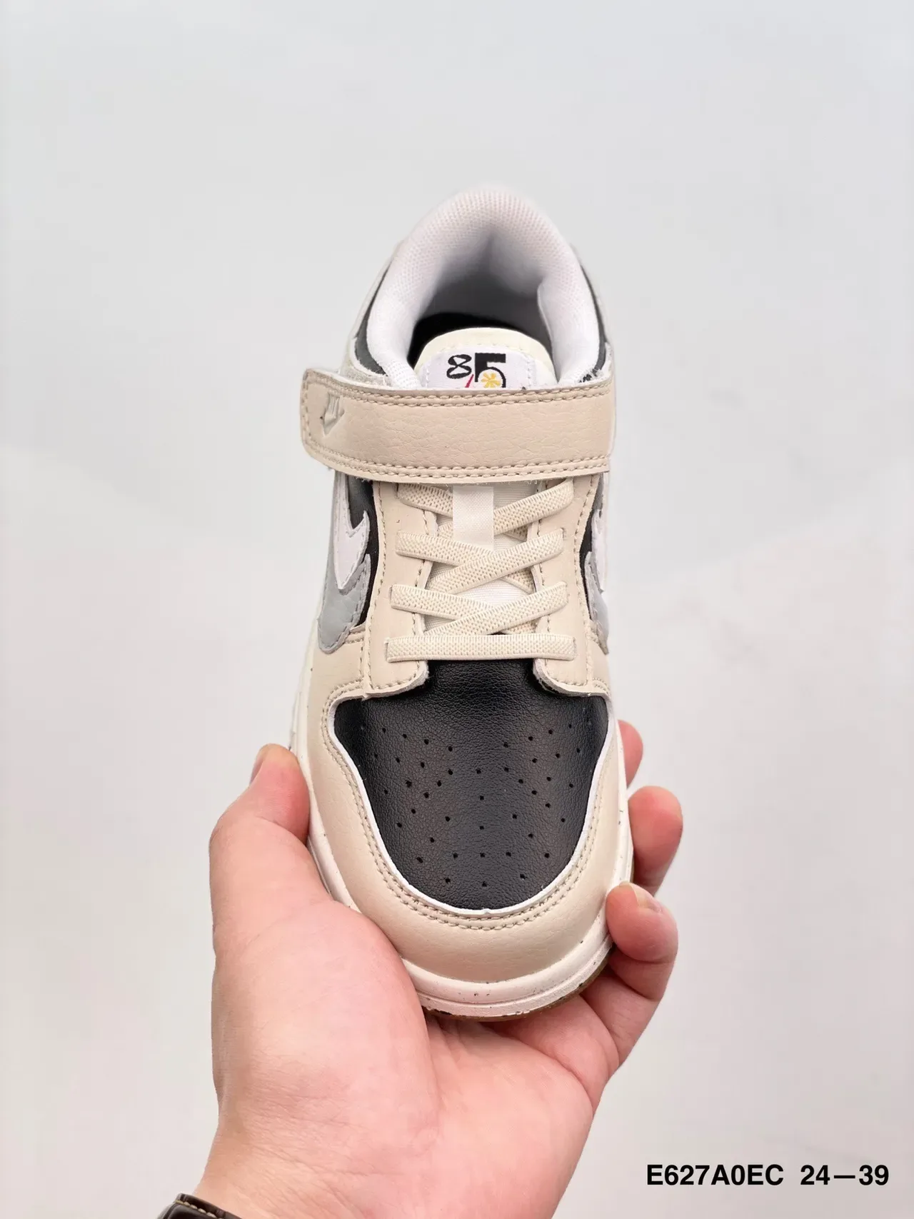 Nike Black White Low-Top Perforated Toe Lifestyle Sneakers 15