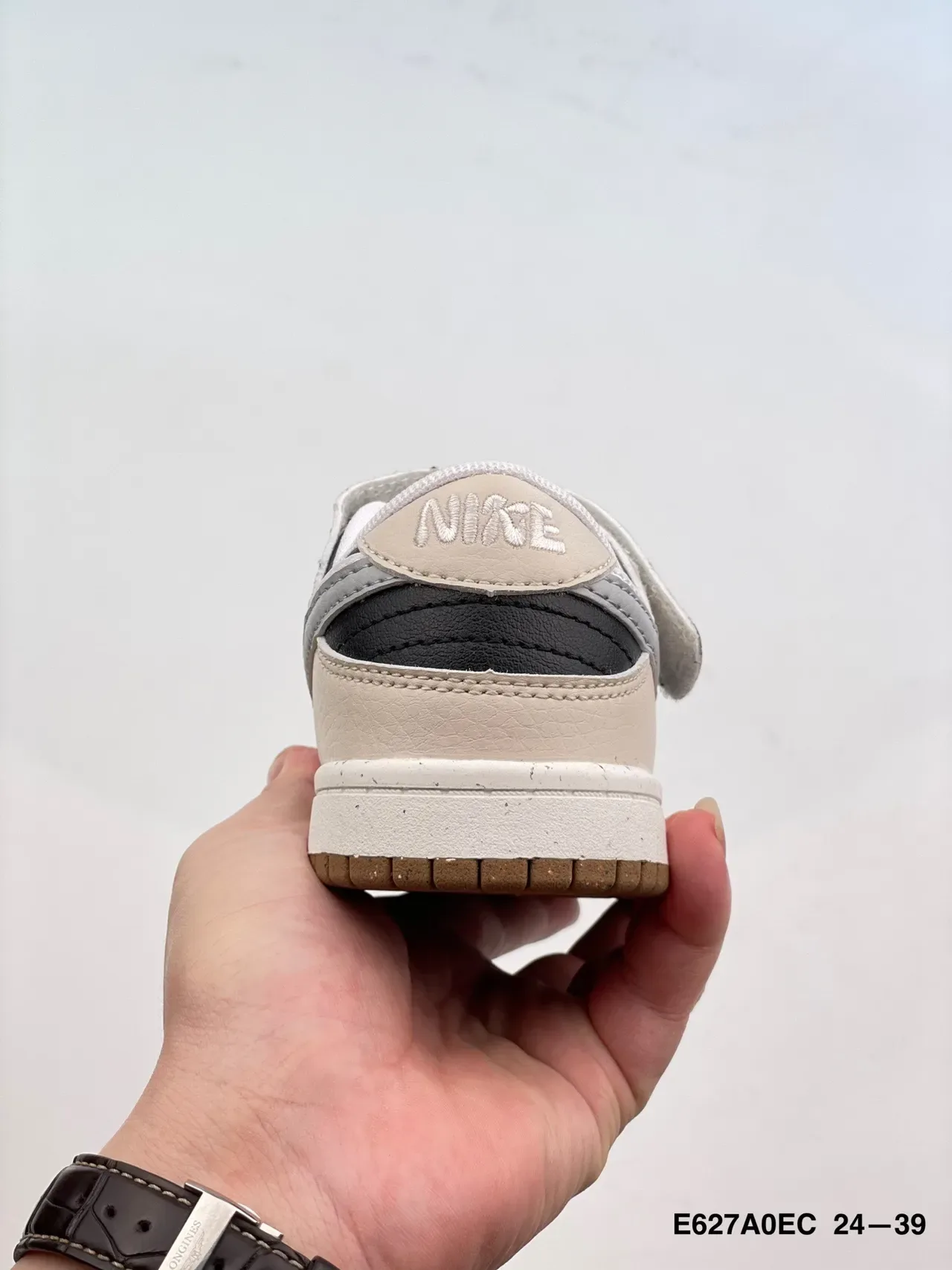 Nike Black White Low-Top Perforated Toe Lifestyle Sneakers 17