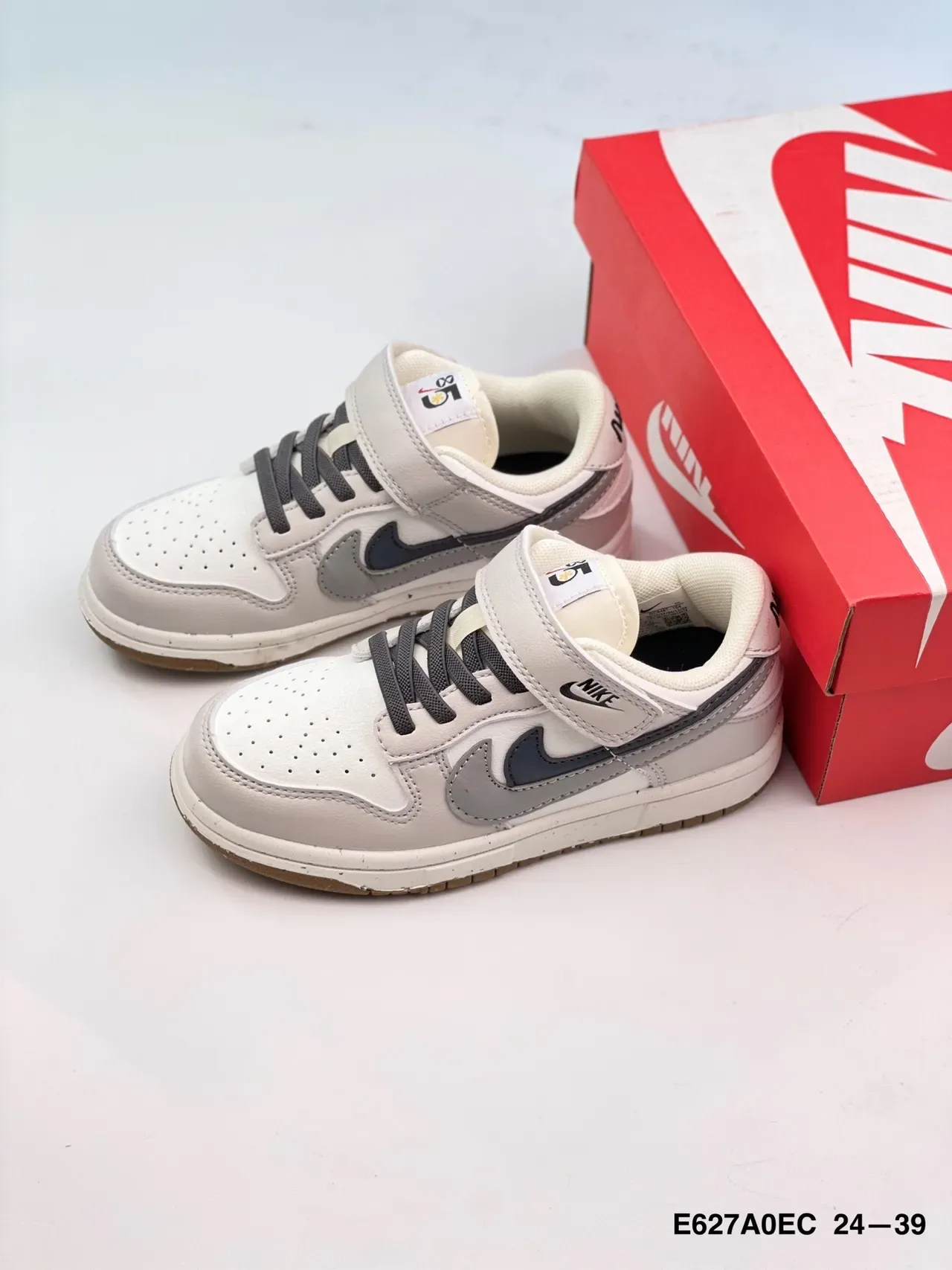 Nike Black White Low-Top Perforated Toe Lifestyle Sneakers 18