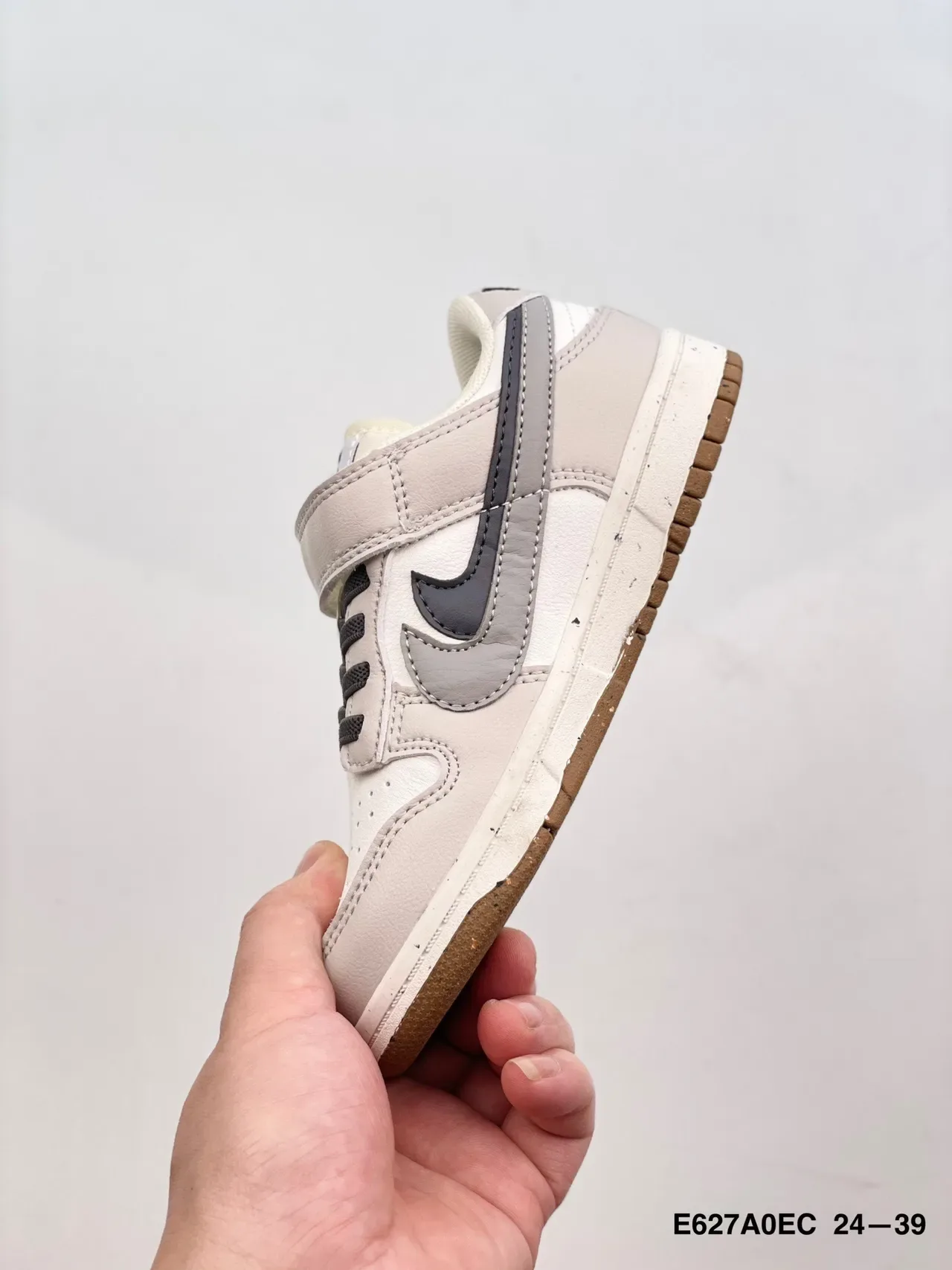 Nike Black White Low-Top Perforated Toe Lifestyle Sneakers 19