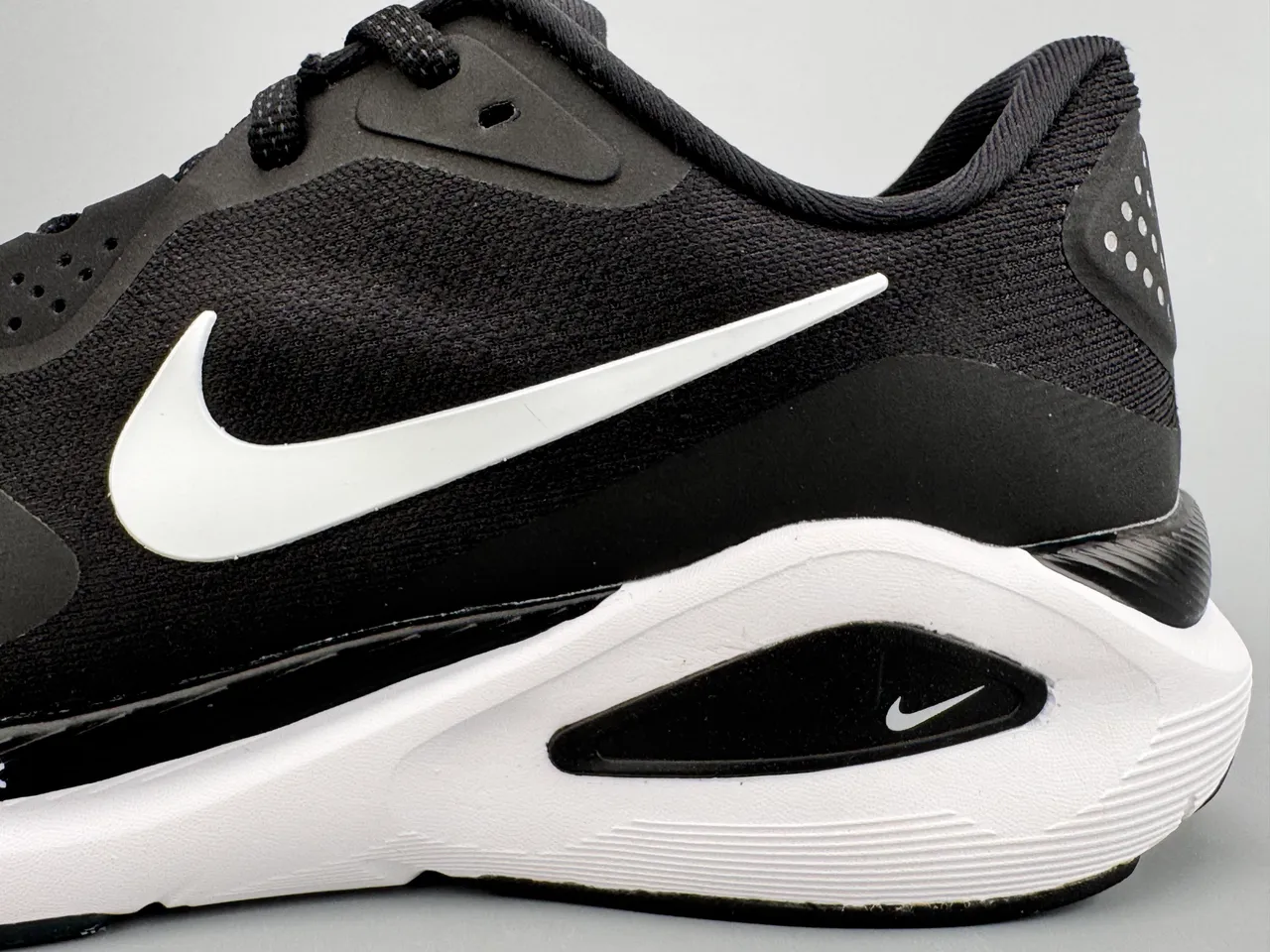 Nike Black White Mesh Upper ReactX Midsole Running Shoes 5