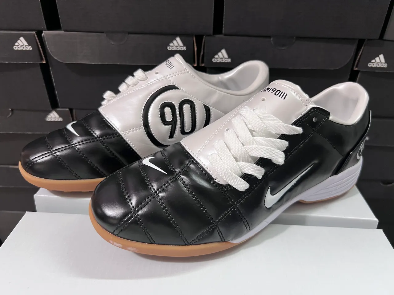 Nike Noir Blanc Partie Supérieure en Cuir Matelassé Low-Top Chaussures de football indoor 2