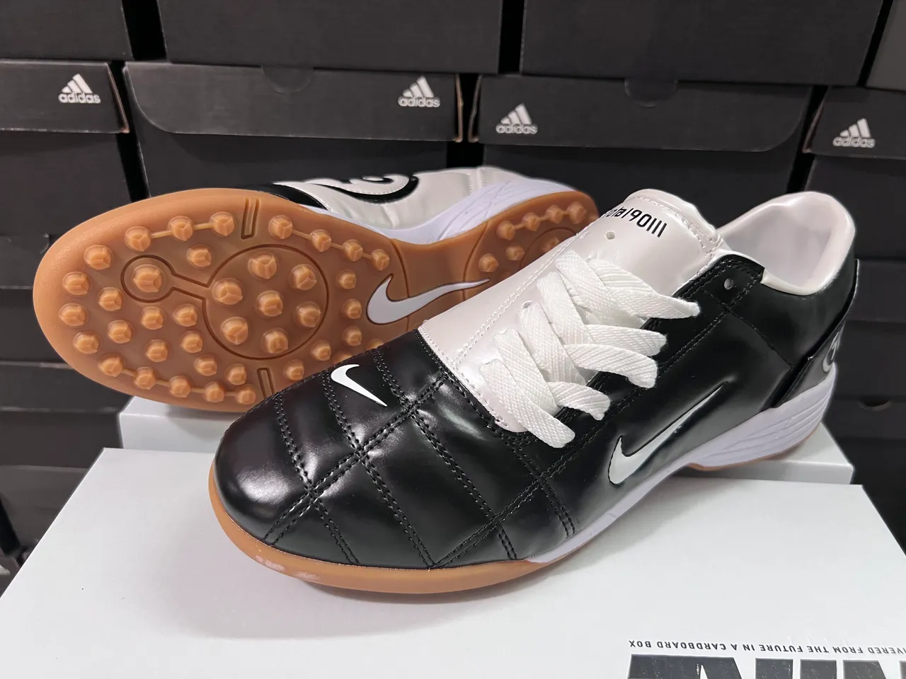 Nike Noir Blanc Partie Supérieure en Cuir Matelassé Low-Top Chaussures de football indoor 3