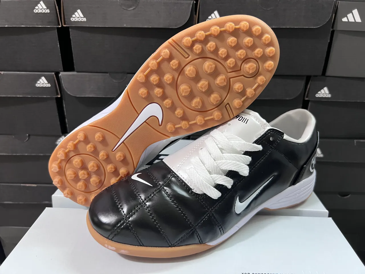 Nike Noir Blanc Partie Supérieure en Cuir Matelassé Low-Top Chaussures de football indoor 4