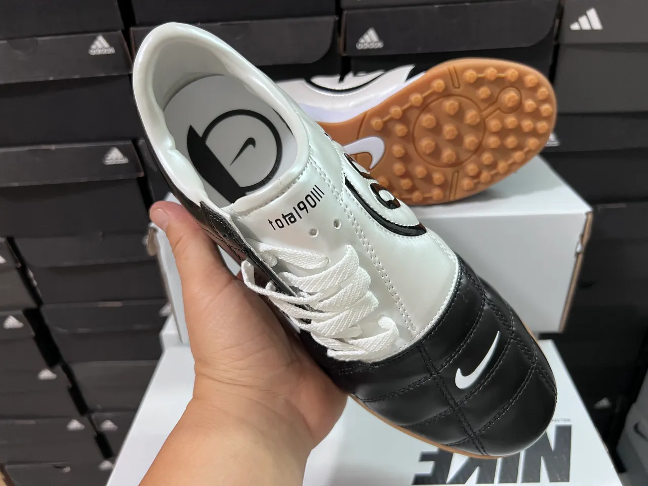 Nike Noir Blanc Partie Supérieure en Cuir Matelassé Low-Top Chaussures de football indoor 6