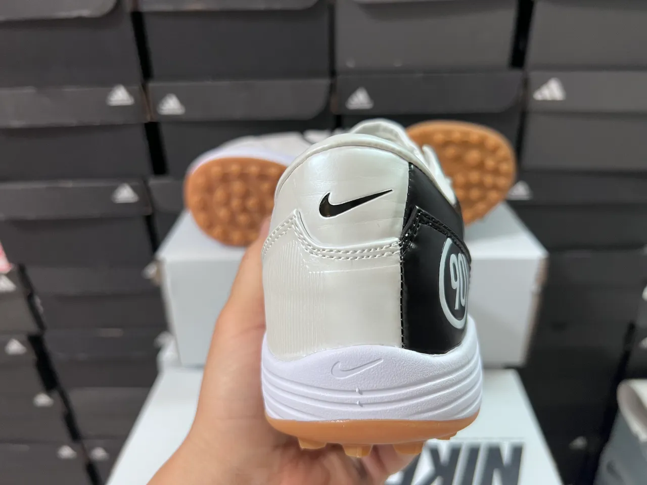 Nike Noir Blanc Partie Supérieure en Cuir Matelassé Low-Top Chaussures de football indoor 8