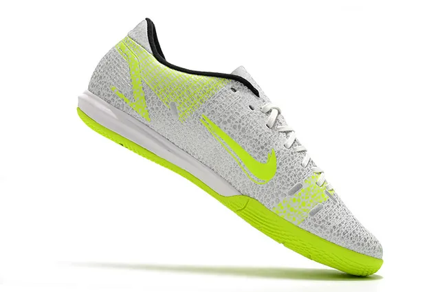 Nike Tênis de futebol indoor de corte baixo upper sintético overlay texturizado em grade color azul laranja 8