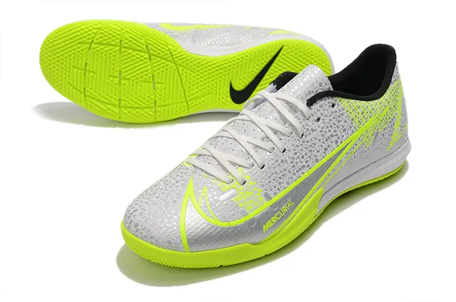 Nike Tênis de futebol indoor de corte baixo upper sintético overlay texturizado em grade color azul laranja 10
