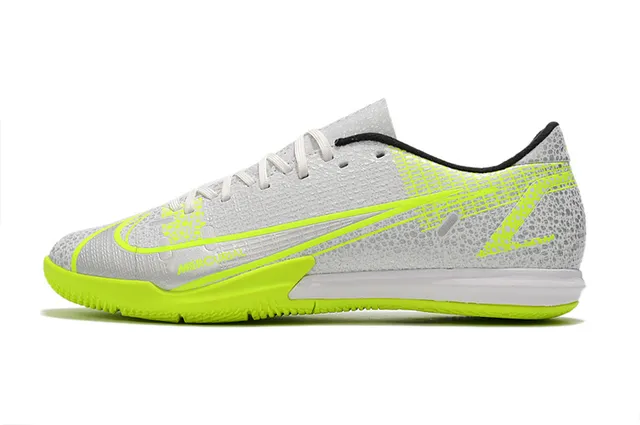 Nike Tênis de futebol indoor de corte baixo upper sintético overlay texturizado em grade color azul laranja 14