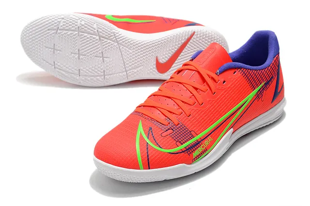 Nike Tênis de futebol indoor de corte baixo upper sintético overlay texturizado em grade color azul laranja 17