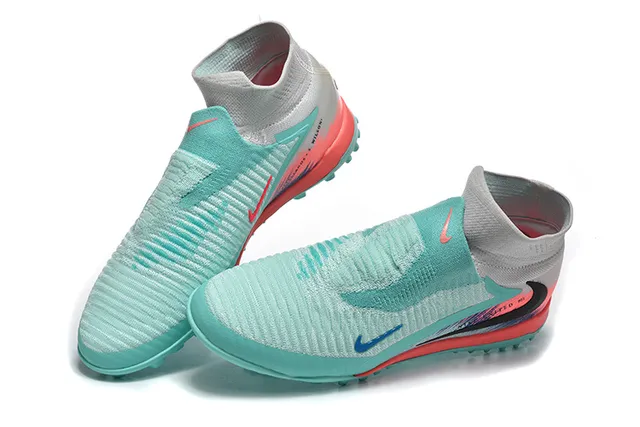Nike Bleu et Rose Chaussures de Football pour Turf avec Lacets Asymétriques, Upper Tricoté et Ajustement Sock-Fit 2