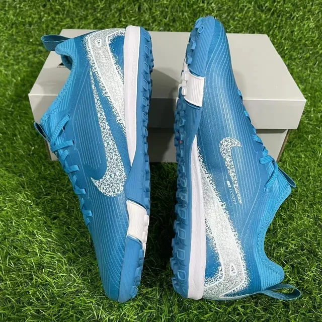 Nike Bleu Blanc Chaussures de Football Turf à talon bas en synthétique texturé 3