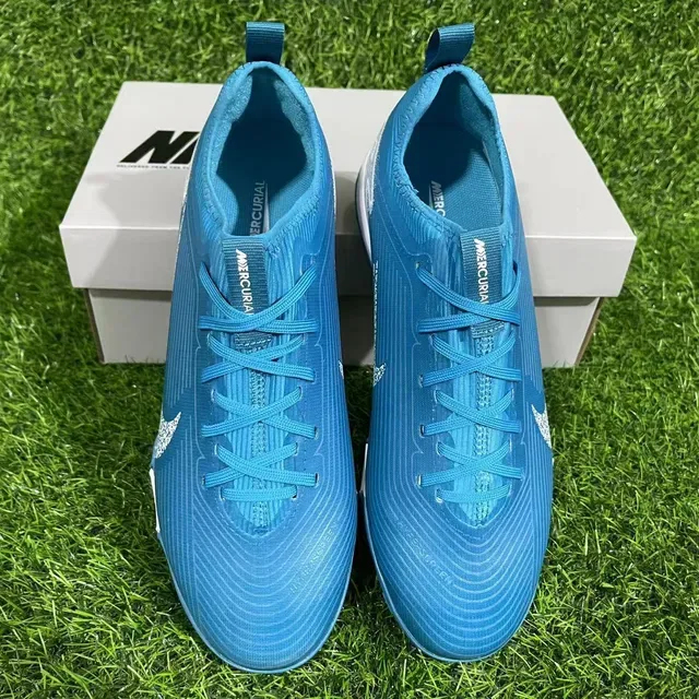Nike Bleu Blanc Chaussures de Football Turf à talon bas en synthétique texturé 4