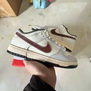 耐克 Dunk Low Off-White Maroon 缝线 Swoosh 生活方式运动鞋