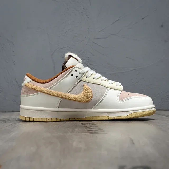 Nike Dunk Low Rabbit Shearling Branco Marrom Tênis Lifestyle 6