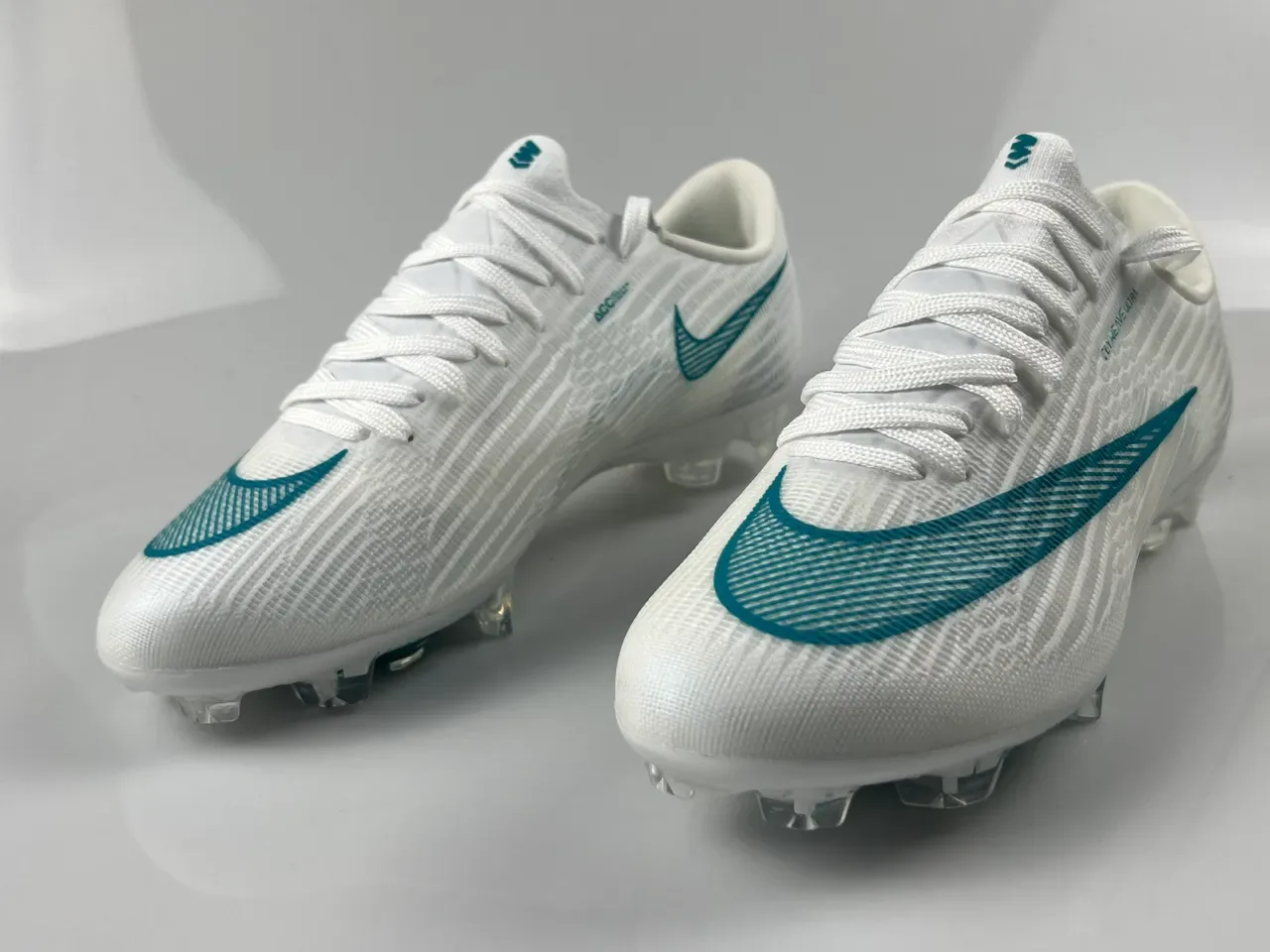 Nike Flyweave Ultra أبيض و تيل أحذية كرة قدم للأرض الصلبة 2