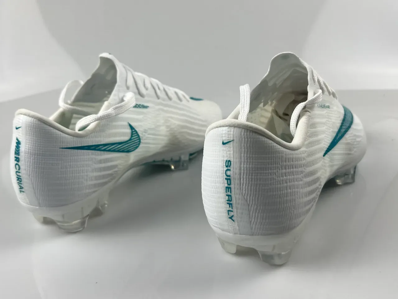 Nike Flyweave Ultra أبيض و تيل أحذية كرة قدم للأرض الصلبة 3