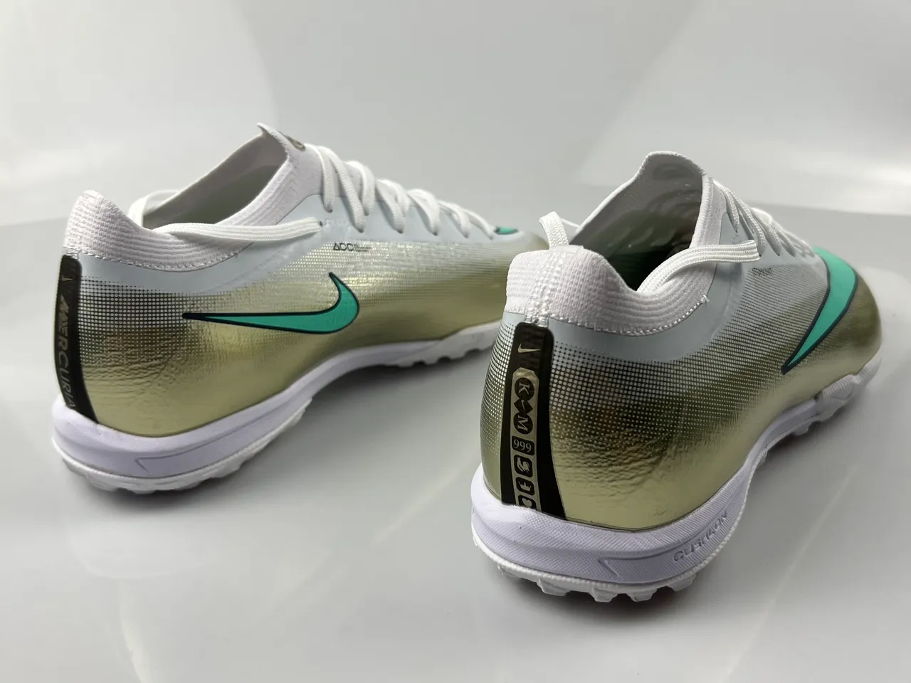Nike Chaussures de football Turf avec upper de dégradé métallique doré vert Mint Swoosh Accent 2