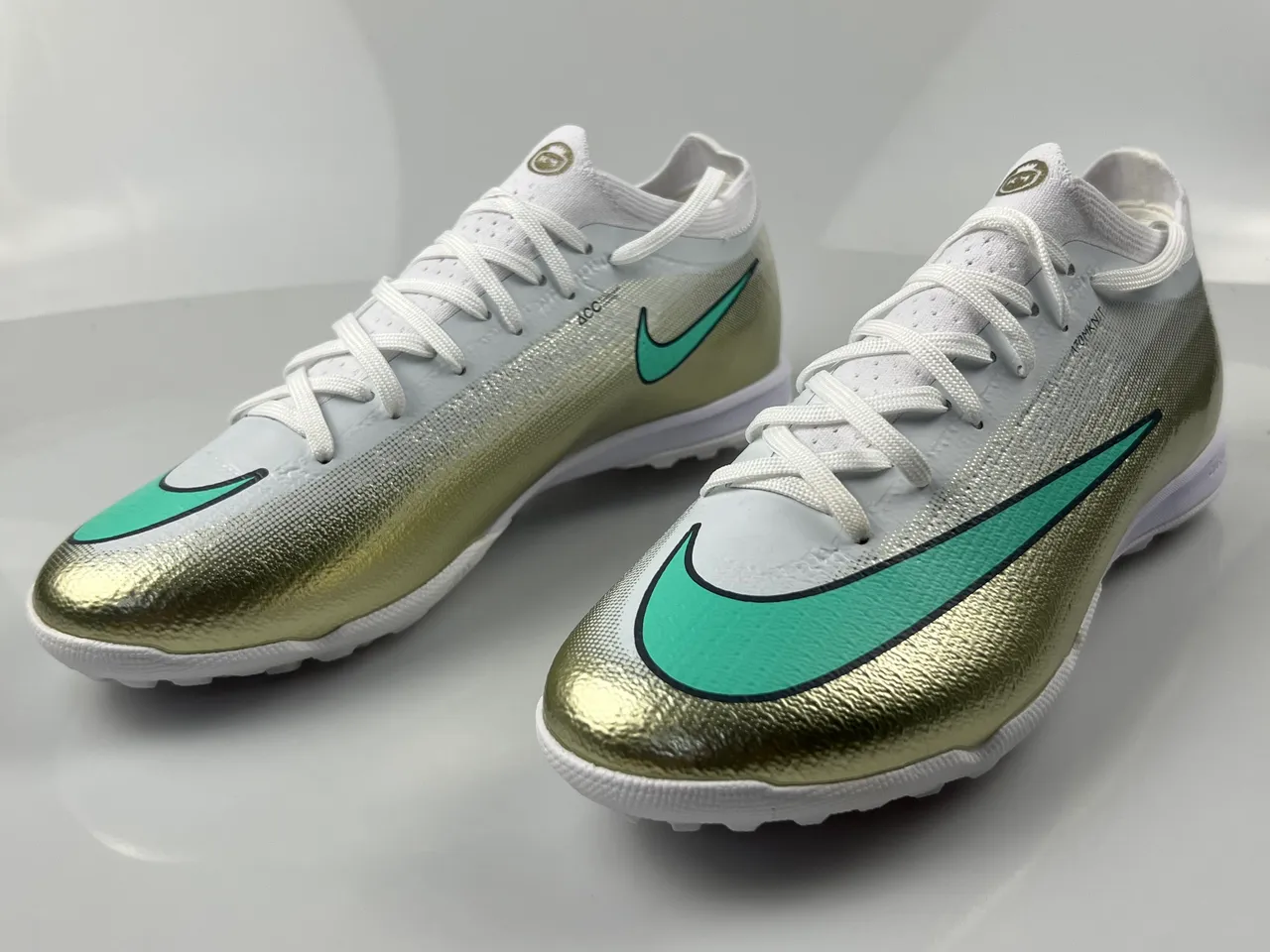 Nike Chaussures de football Turf avec upper de dégradé métallique doré vert Mint Swoosh Accent 3